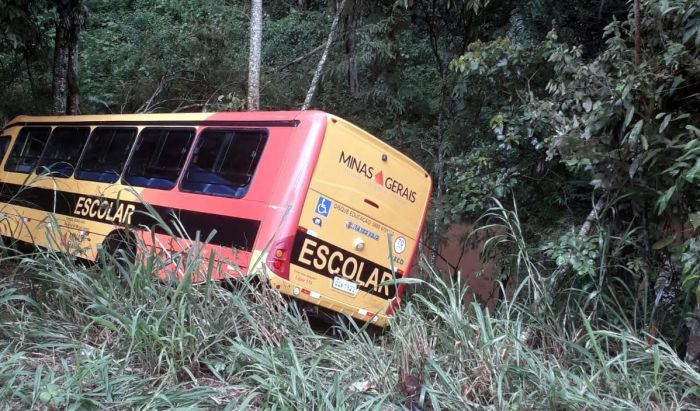 Portal Caparaó PRF e EcoRioMinas atendem saída de pista ônibus