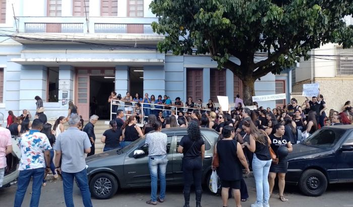 Portal Caparaó Servidores de Manhuaçu fazem manifestação prefeitura