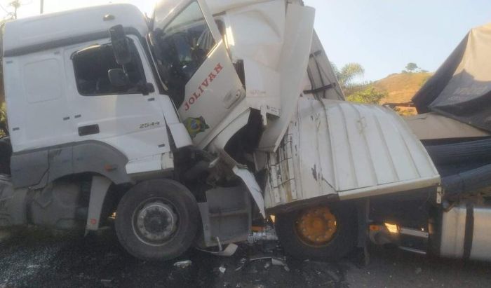 Portal Capara Carretas Batem De Frente Em Ibatiba E Motorista