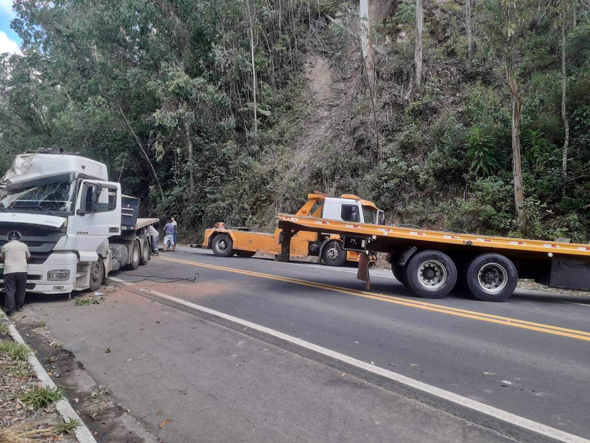 Portal Caparaó Carreta transportando café tomba na BR 262 e carga se