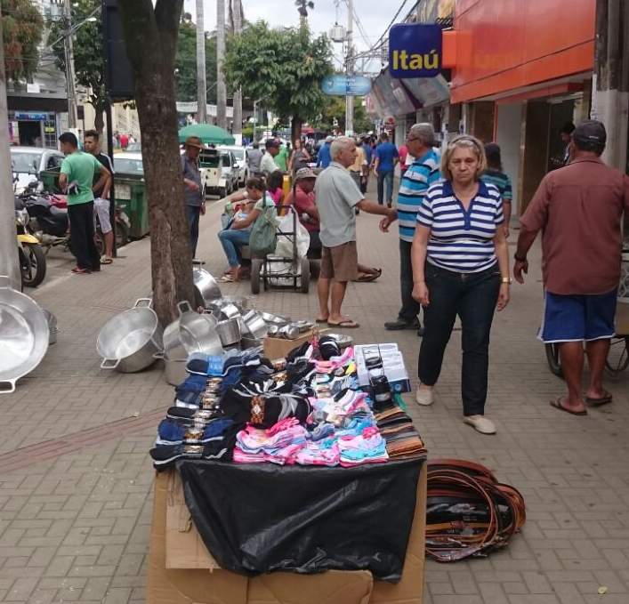 Ministério Público cobra ações da Prefeitura de Manhuaçu para fiscalizar comércio em calçadas