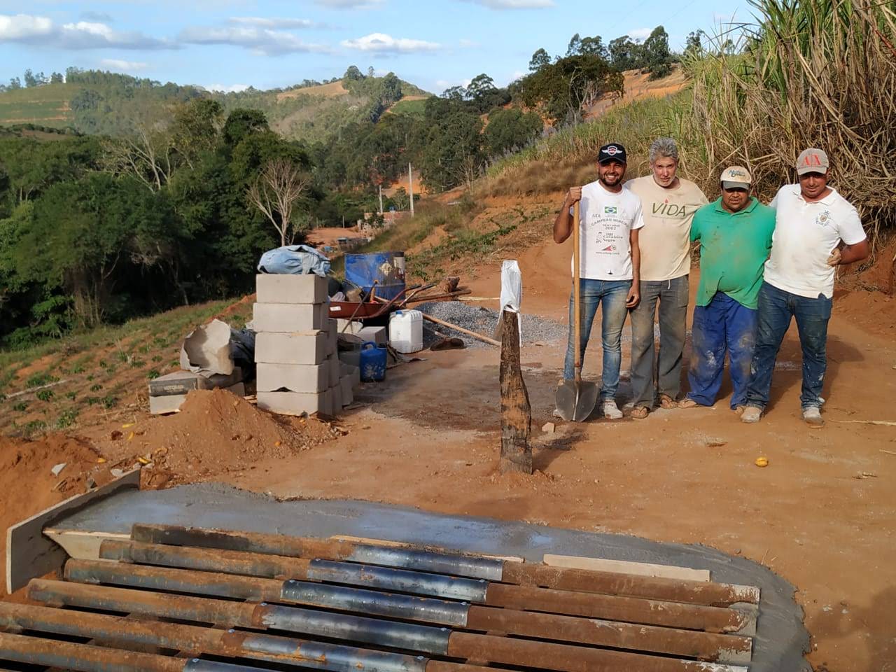 CAVALO CAI EM MATA-BURRO E É RESGATADO POR FUNCIONÁRIOS DA PREFEITURA E  MORADORES DE IPUÃ - Guaíra Informa