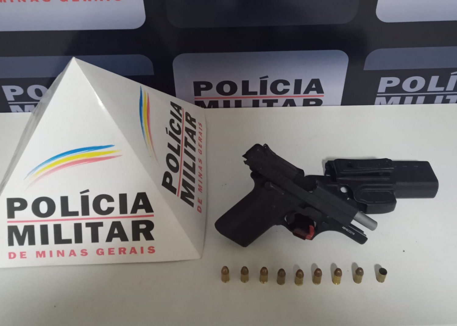 Pistola calibre 380 e 19 munições intactas são apreendidas na