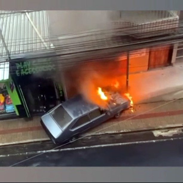 Carro apresenta falha e pega fogo no centro de Manhuaçu