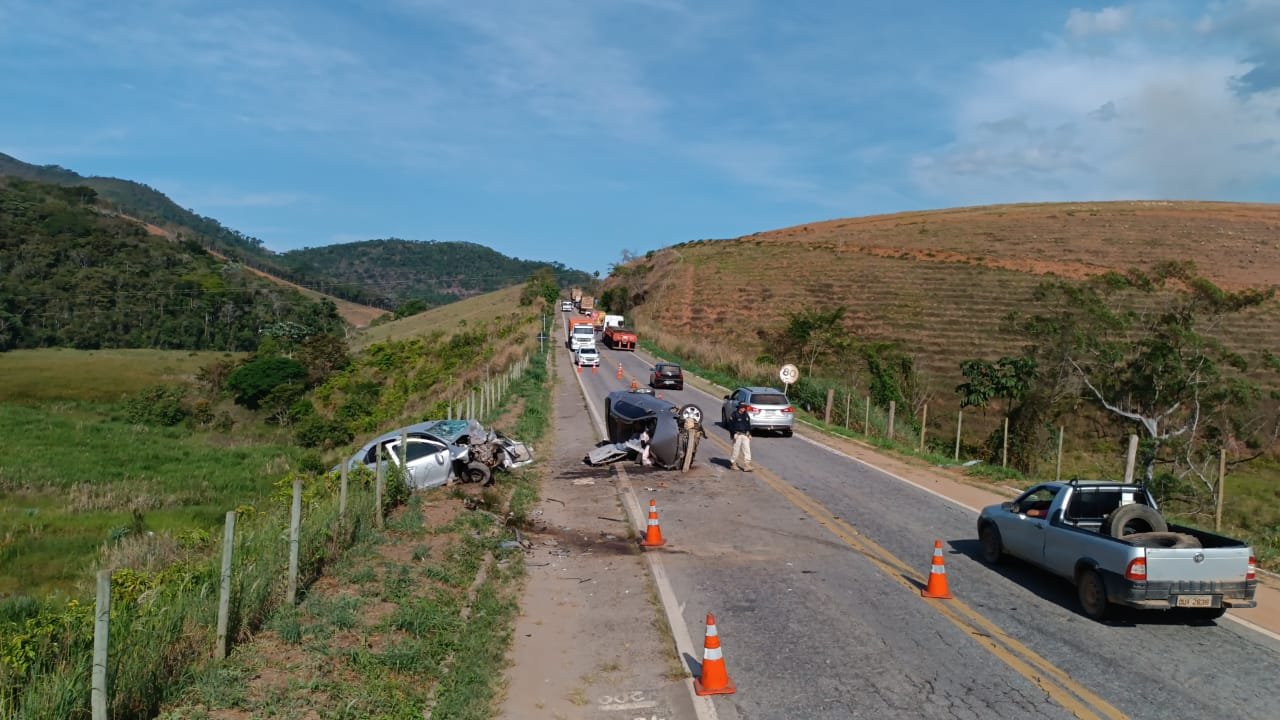 Três pessoas mortas e três feridos em colisão entre dois veículos na BR-262