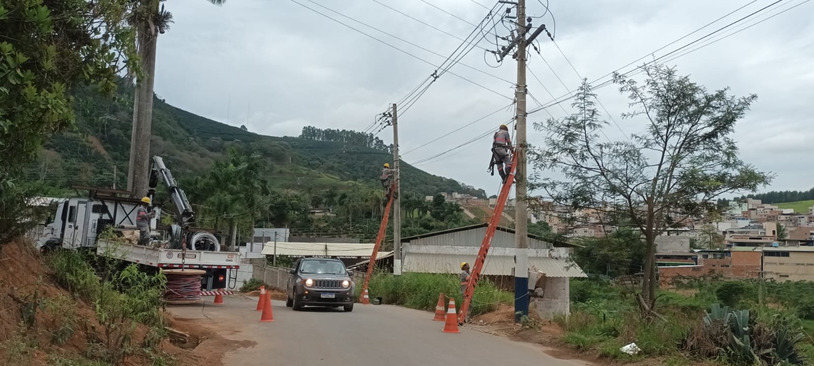 Prefeitura de Manhuaçu realiza extensão de rede no bairro Vila Deolinda