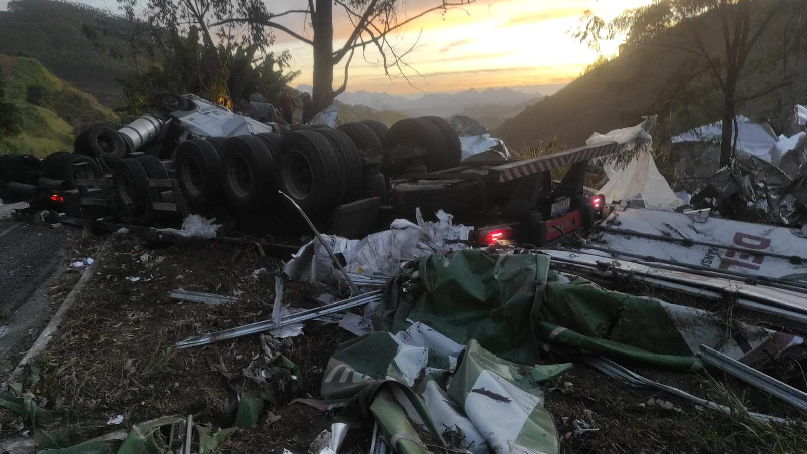 Motorista fica preso às ferragens após carreta tombar em Ibatiba