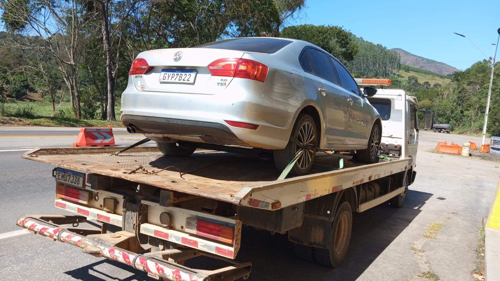 PRF e PM aprendem carro suspeito de envolvimento em roubo de carga