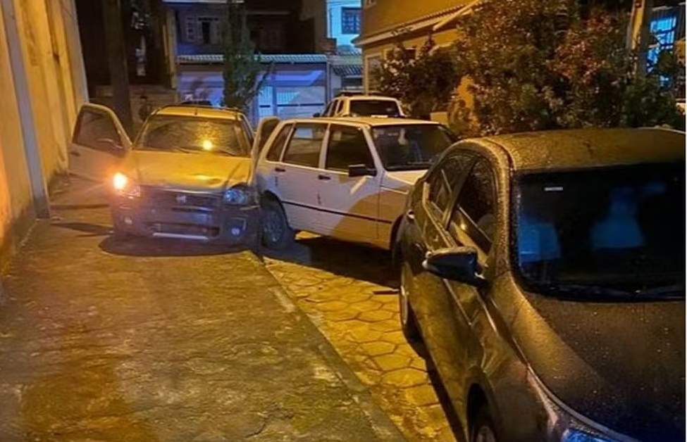 Homem encontrado morto na caçamba do próprio veículo com mãos e pés amarrados