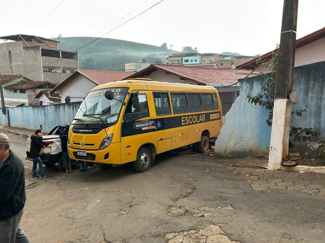 Onibus de transporte escolar de Manhuaçu atropela servidora e derruba muro