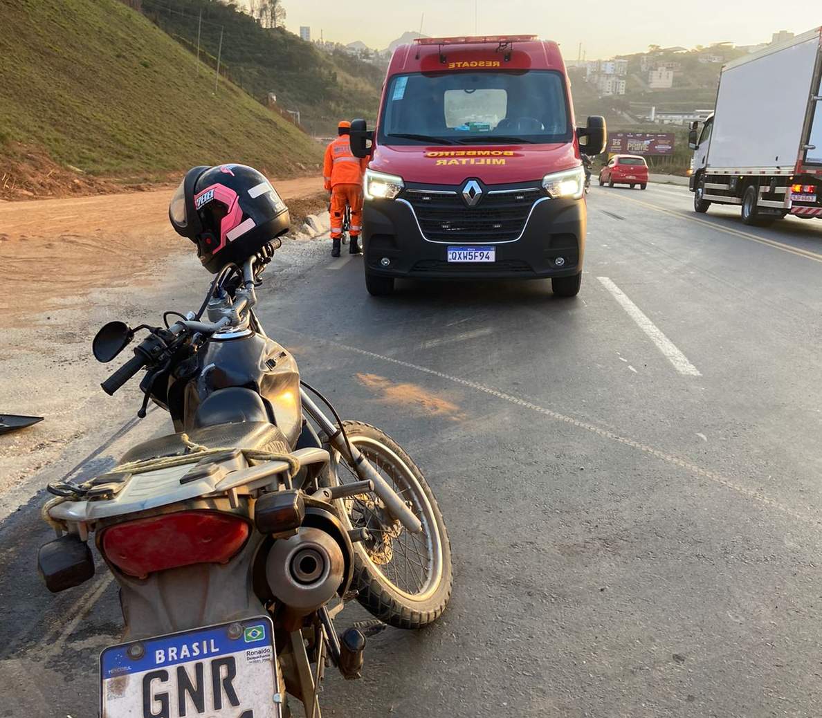 Dois feridos em colisão de moto e carro na BR-262, em Manhuaçu