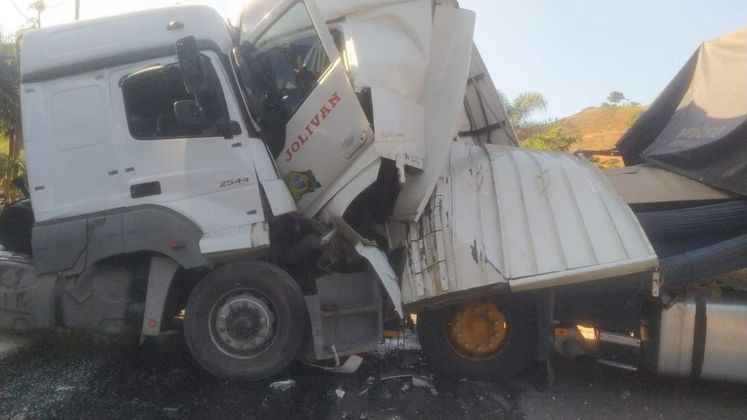 Carretas batem de frente em Ibatiba e motorista é socorrido por helicóptero