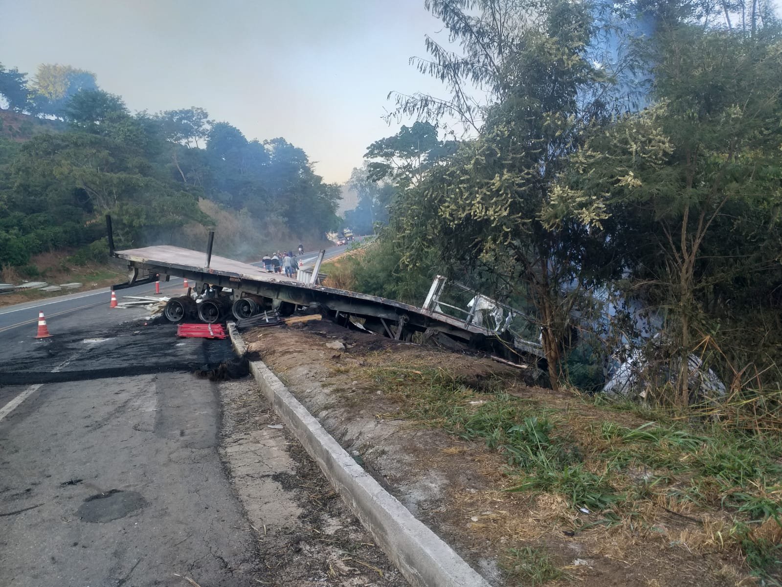 Acidente na BR-116: carreta capota e pega fogo em São Pedro do Avaí