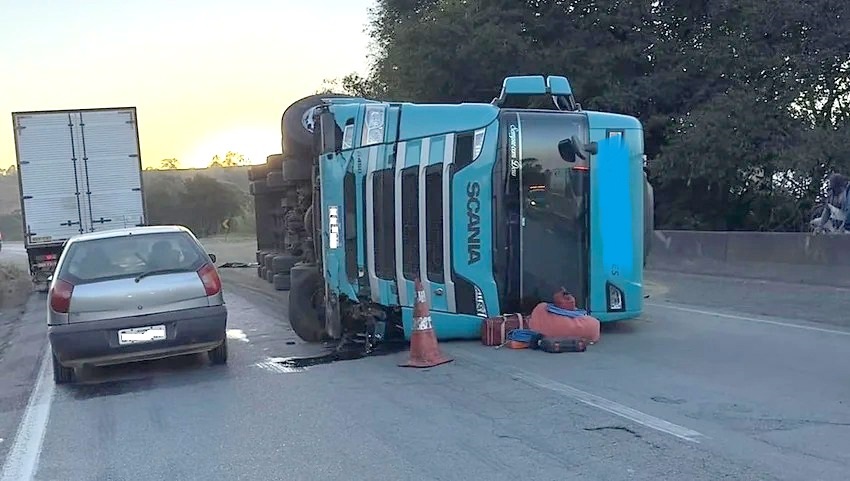 Carreta carregada com café tomba na Fernão Dias