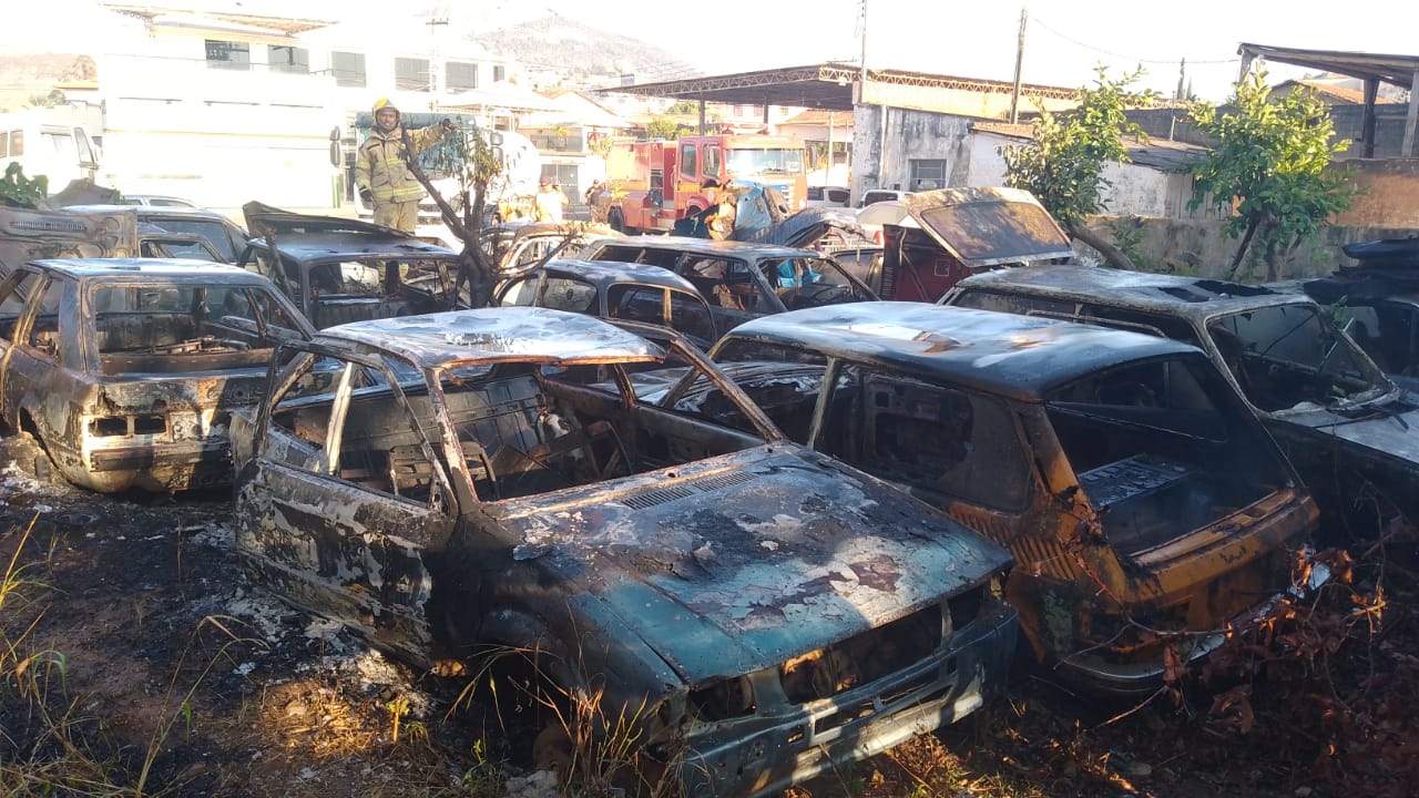 Doze carros são destruídos em incêndio em ferro-velho em Matipó