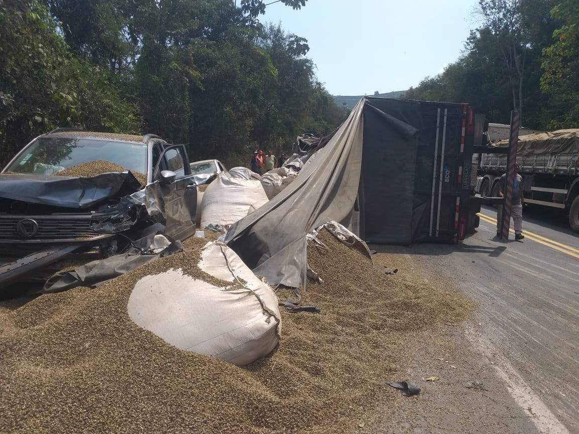 Carreta carregada com café tomba na BR-262, entre Manhuaçu e Realeza