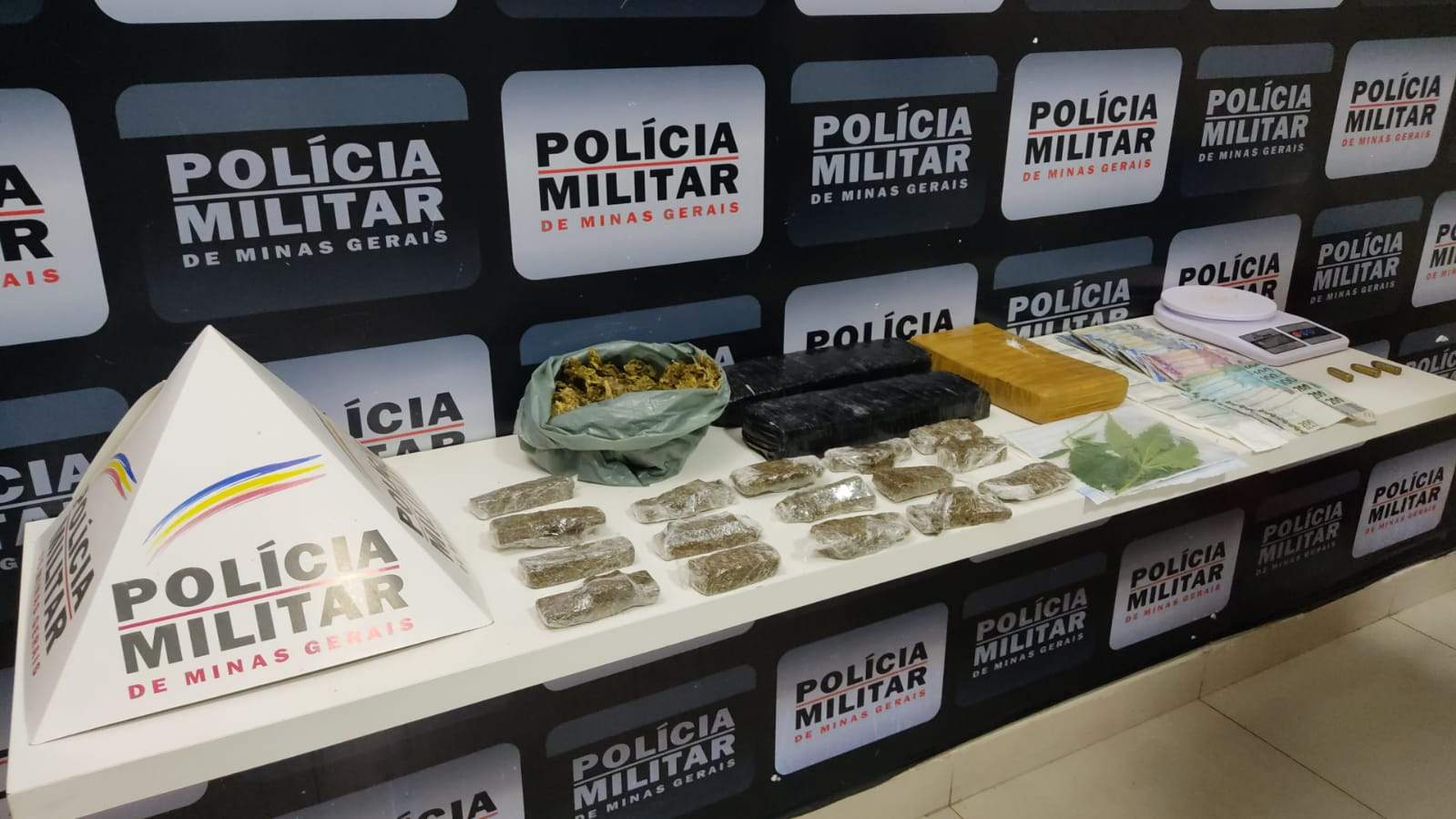 Drogas e arma são apreendidas em operação da PM em Manhuaçu