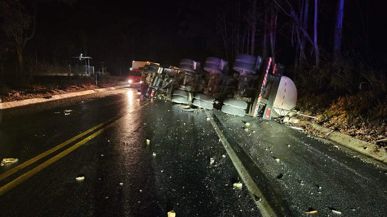 Carreta tomba no km 48 da BR-262, entre Manhuaçu e Realeza