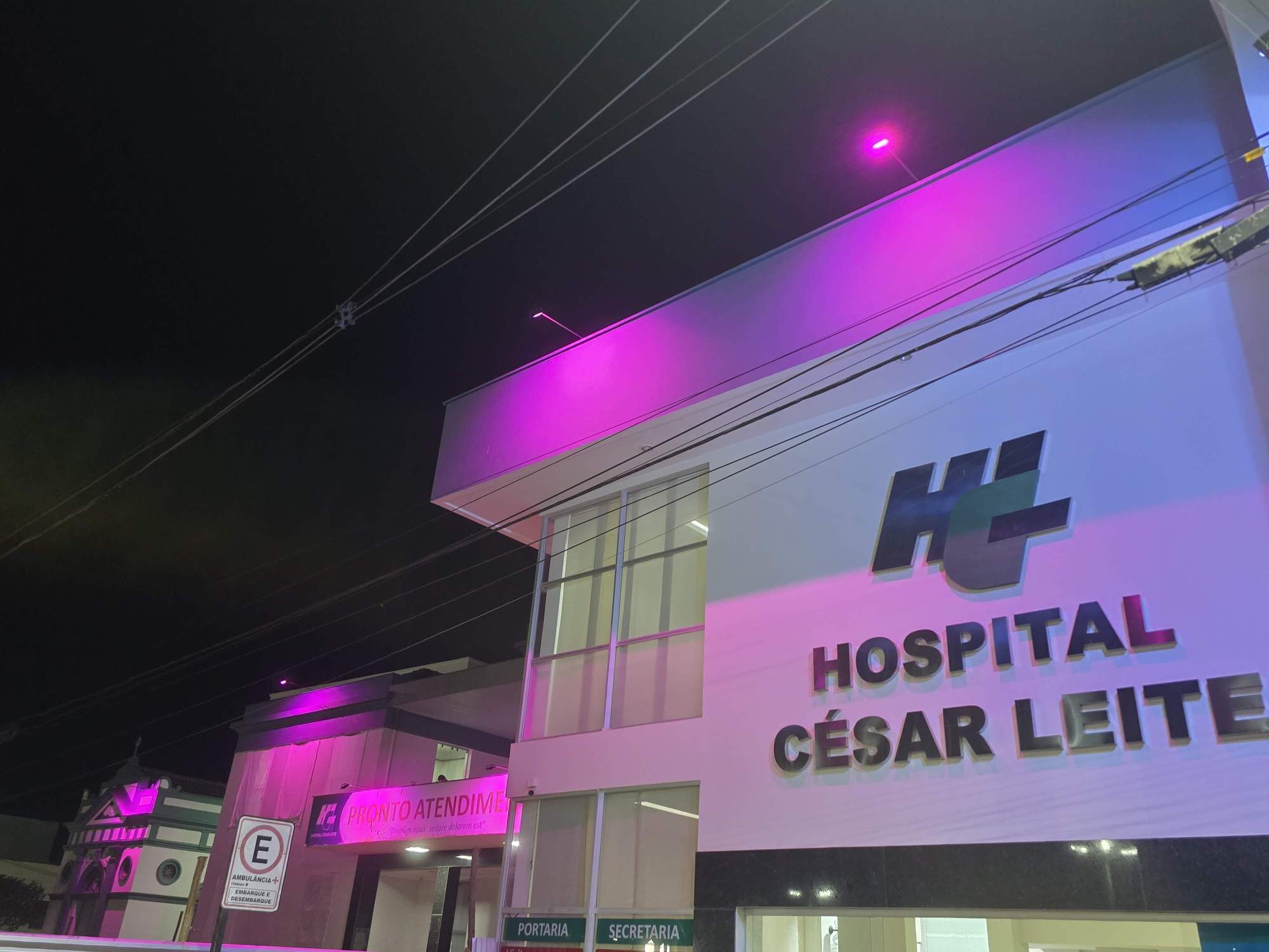 Iluminação do HCL destaca a prevenção ao câncer de mama