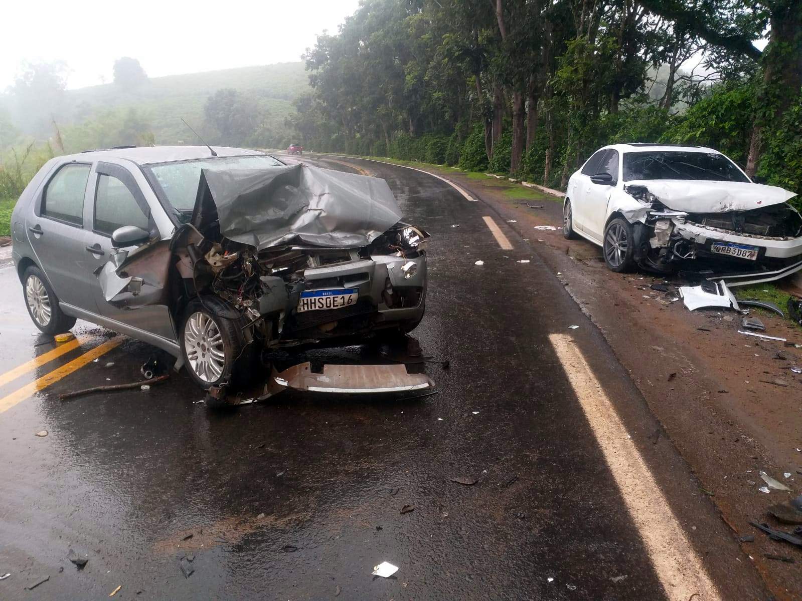 Colisão entre dois veículos na BR-262, em Martins Soares