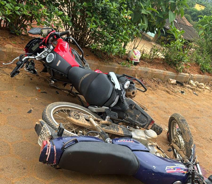 Dois jovens feridos em acidente com motocicletas na zona rural