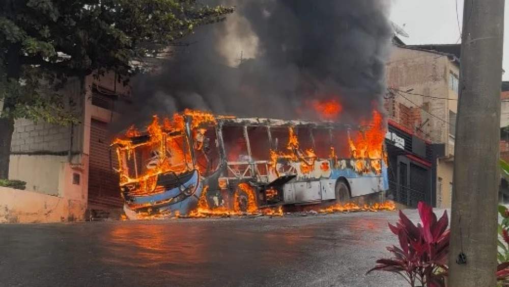 Ônibus tem pane elétrica, pega fogo e fica completamente destruído