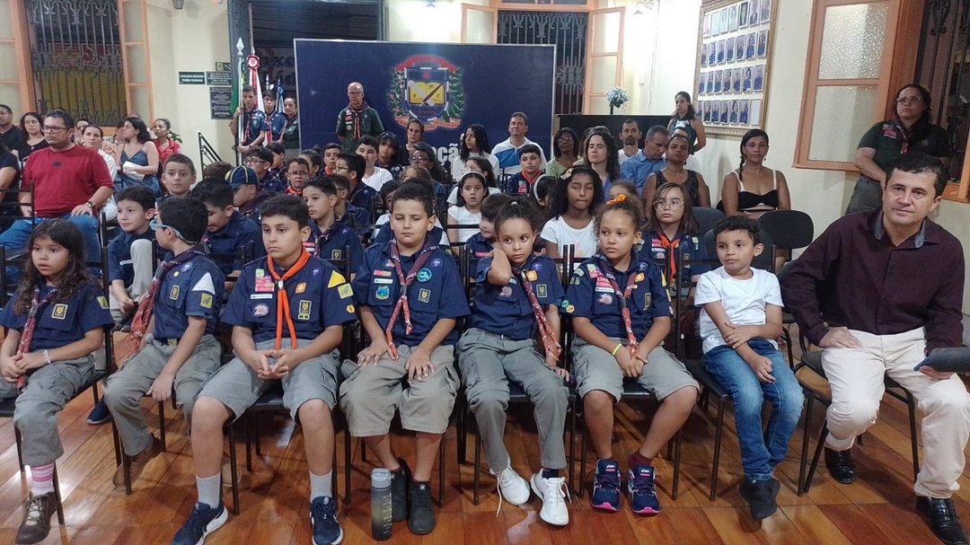 Academia Manhuaçuense de Letras homenageia grupo de Escoteiros