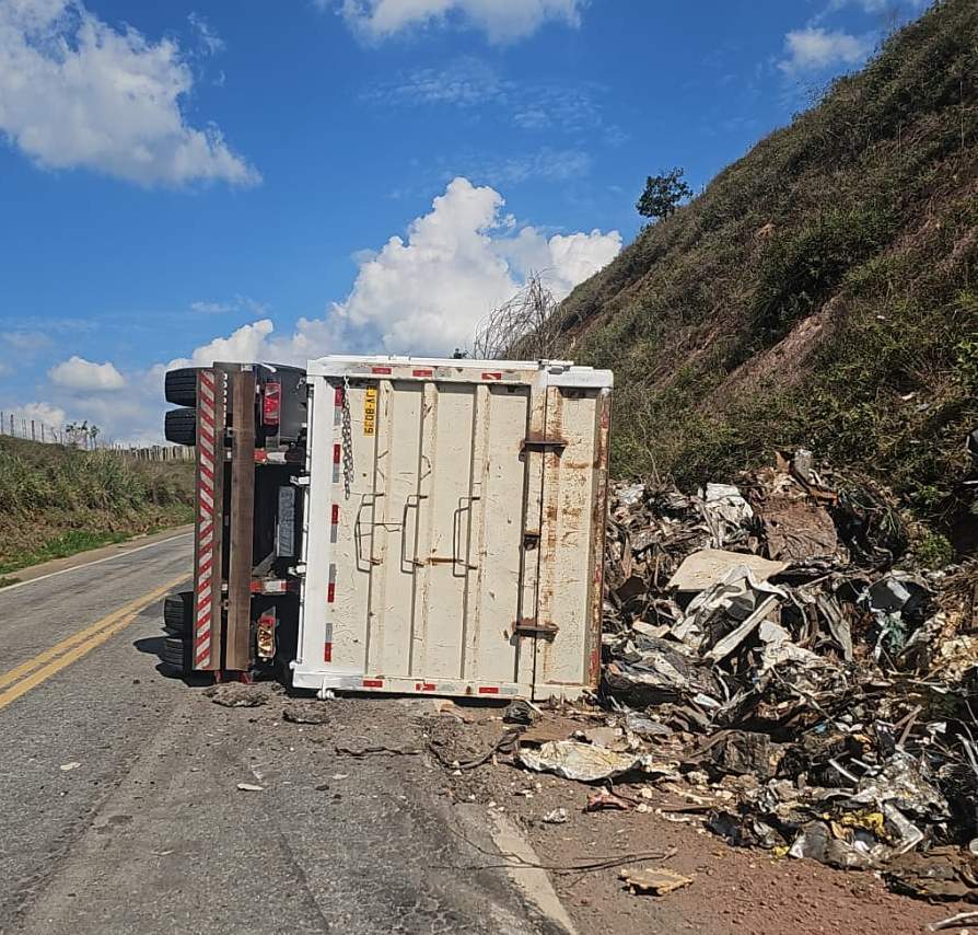 Motorista fica ferido em acidente com carreta na BR-262