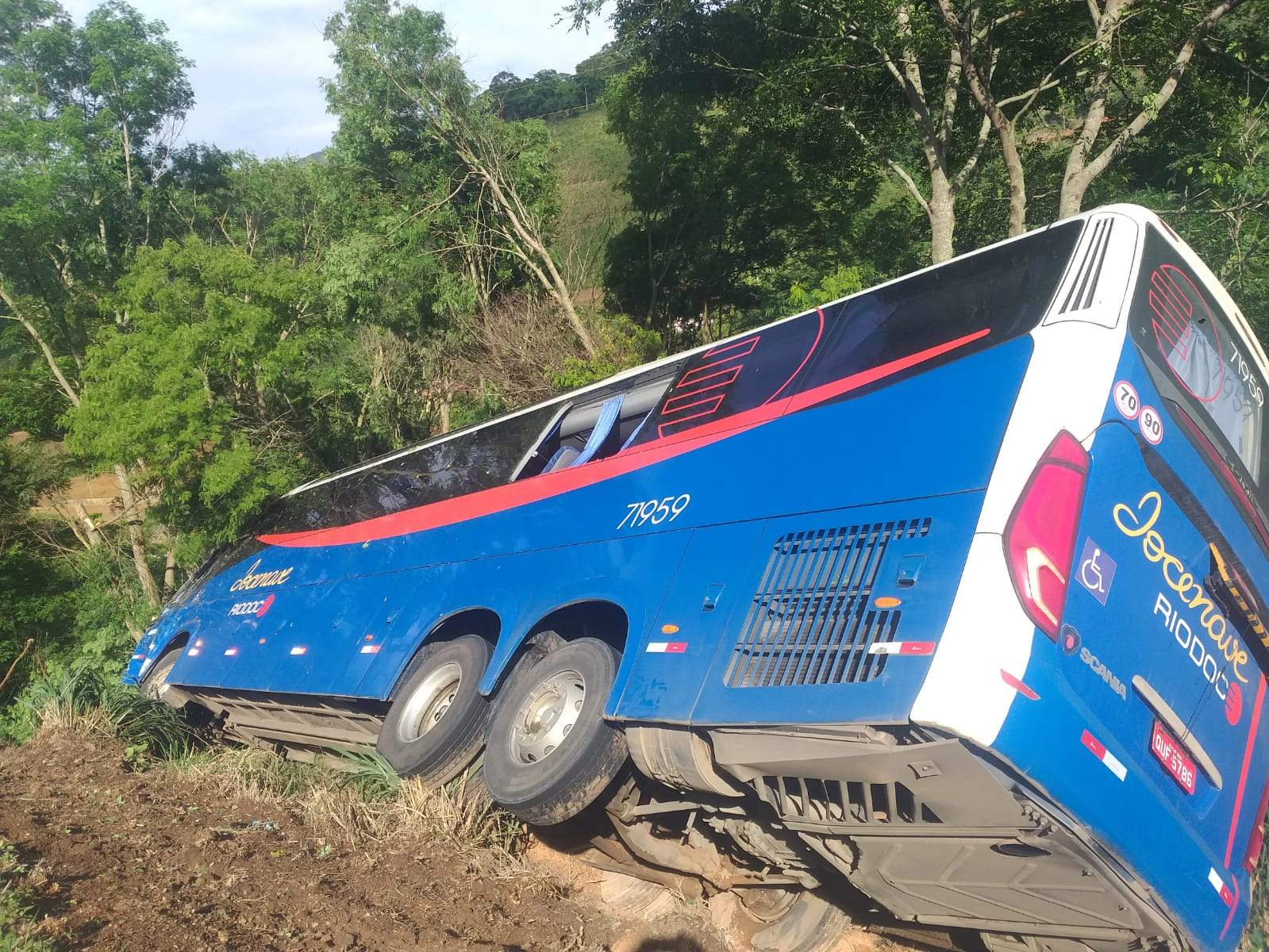 Guincho que transportava ônibus da Viação Rio Doce tomba na BR-116, em Santa Bárbara do Leste