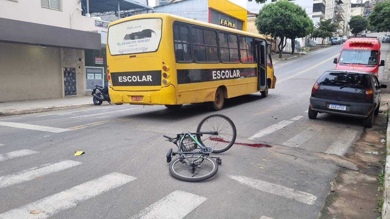 Trabalhador bate bicicleta em micro-ônibus no centro de Manhuaçu