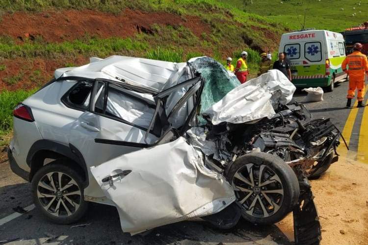 Motorista morre após bater de frente contra caminhão cegonha na BR-116