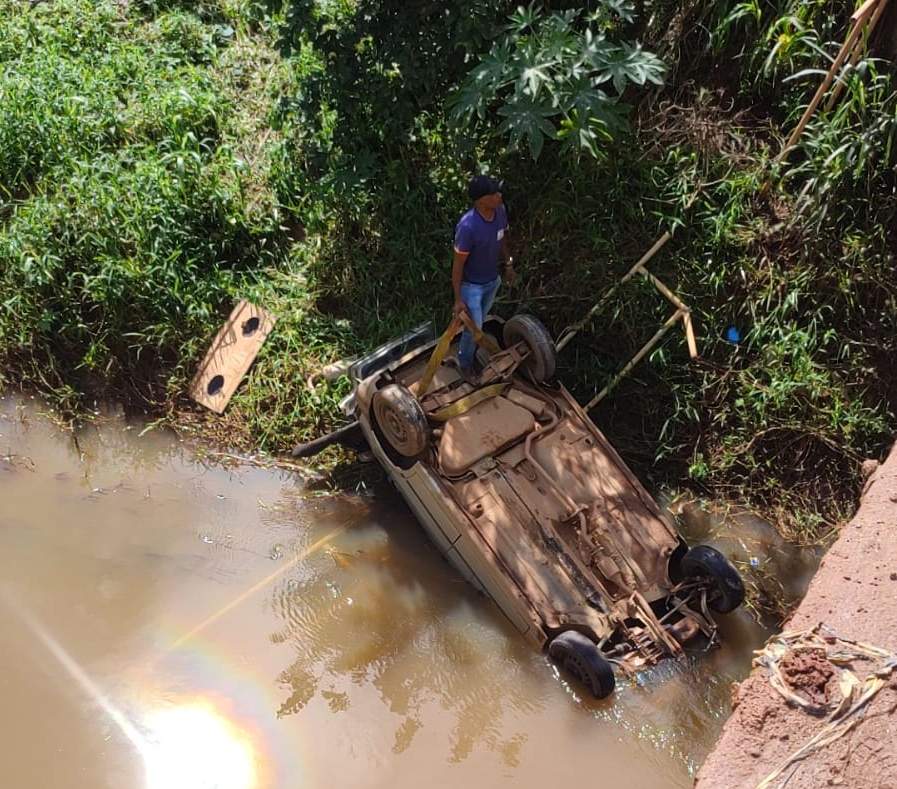 Carro cai de ponte com cinco pessoas em Carangola