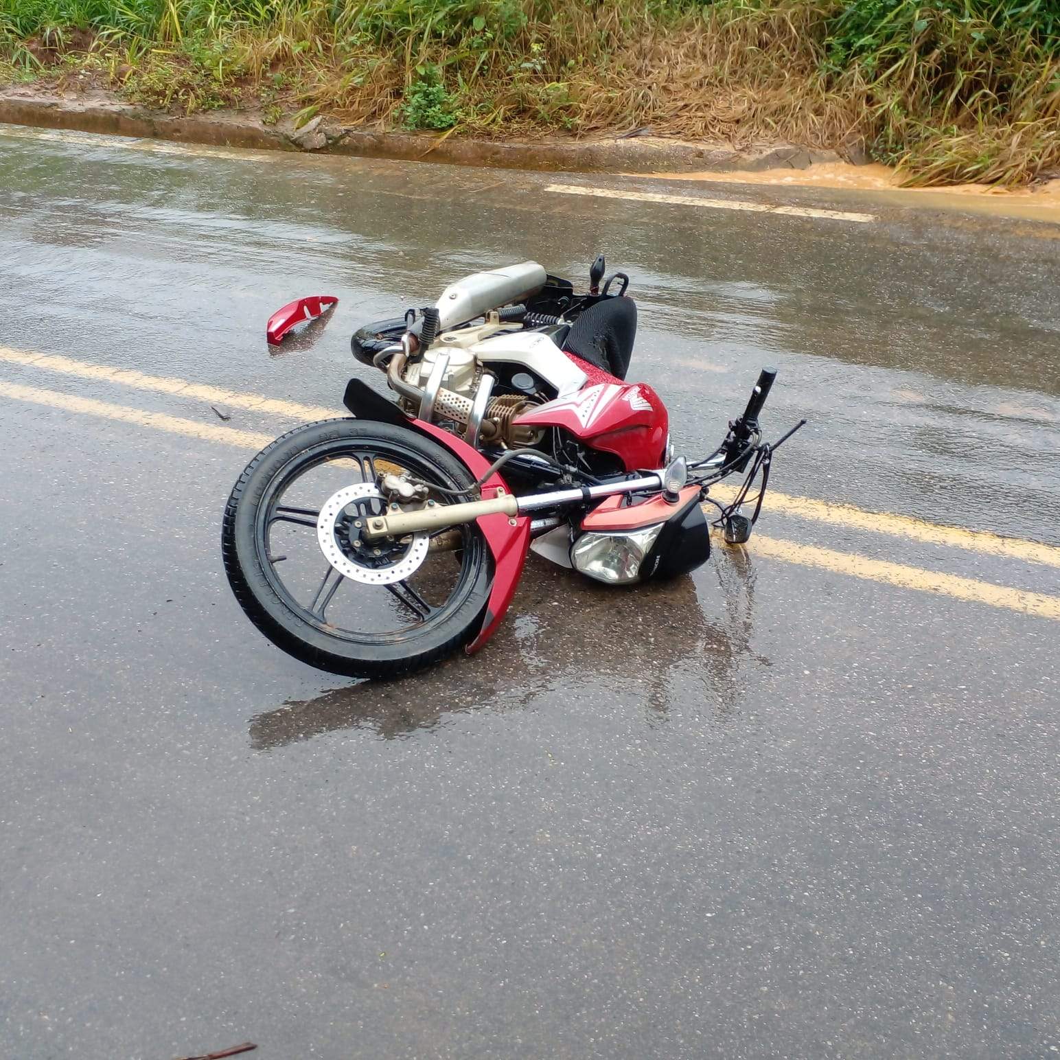 Motociclista bate em caminhão e morre em Ipanema