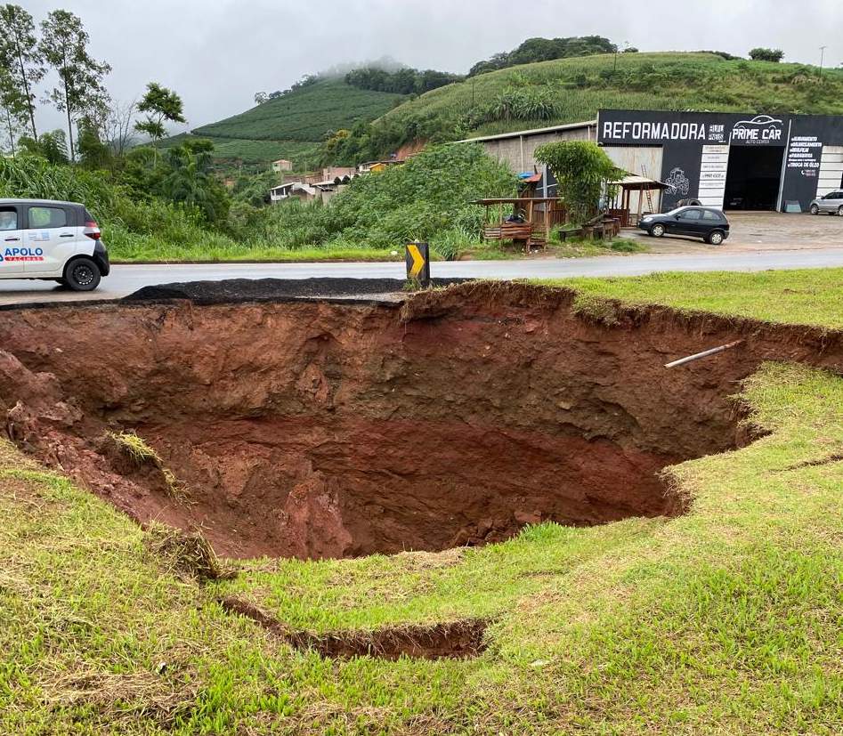 Cratera engole parte do trevo em Martins Soares e pode fechar a BR-262