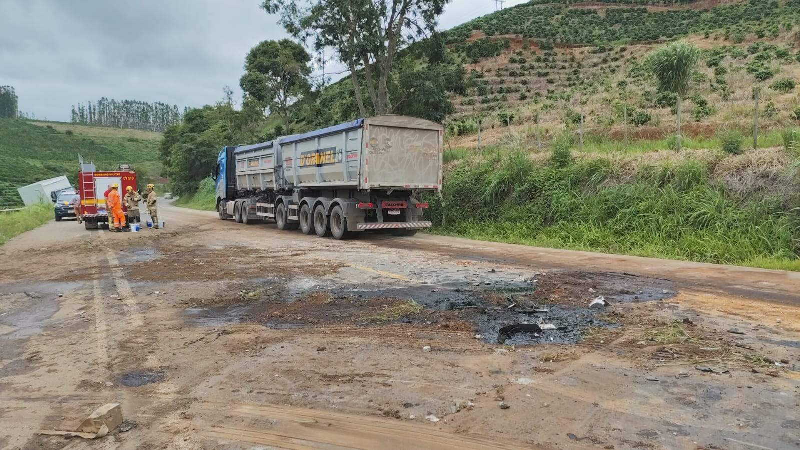 Caminhoneiro gravemente ferido em acidente na BR-262