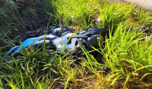 Motociclista fica em estado gravíssimo após colisão com caminhão na MG-111