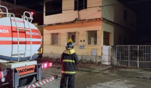 Corpo de Bombeiros e Brigada acionados para conter incêndio em casa em Ipanema