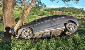 Motorista dorme ao volante, sai da pista e colide com árvore na MG-111