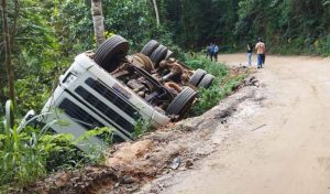 Carreta carregada de adubo tomba após desviar de veículo na BR-474