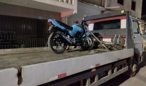 Motocicleta é apreendida na zona rural e jovem de 18 anos é preso