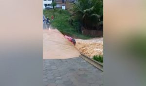 Chuvas causam alagamentos e deslizamentos em Ipanema