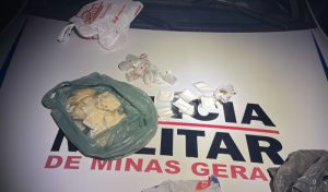 Homem é morto a tiros dentro de bar em Orizânia; drogas são apreendidas