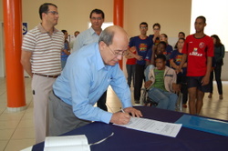 Apae Manhuaçu adquire micro-ônibus