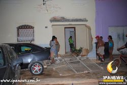 Fiat Linea bate em árvore na MG-111