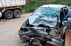 Colisão entre caminhão e carro na BR-474