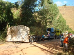 Motorista embriagado deixa blocos caídos na MG-111