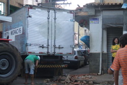 Caminhão fica preso em marquise