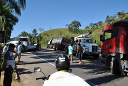 Carreta cai em buraco na Ponte da Aldeia