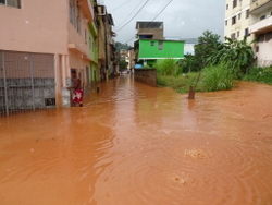 Chuvas alagam ruas e complicam trânsito