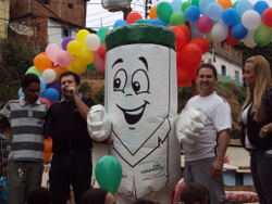 Mascote Lourenção leva alegria para crianças de Manhuaçu e Reduto